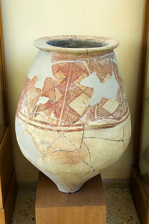 Pithos s malovaným geometrickým dekorem z konce raně kykladské éry nebo spíše z minojské éry. Kastro v Paroikii, EC III / MC, 2300 (2000?) až 1600 př. n. l. Archeologické muzeum na Paru. Kredit: Zde, Wikimedia Commons. Licence CC 4.0.