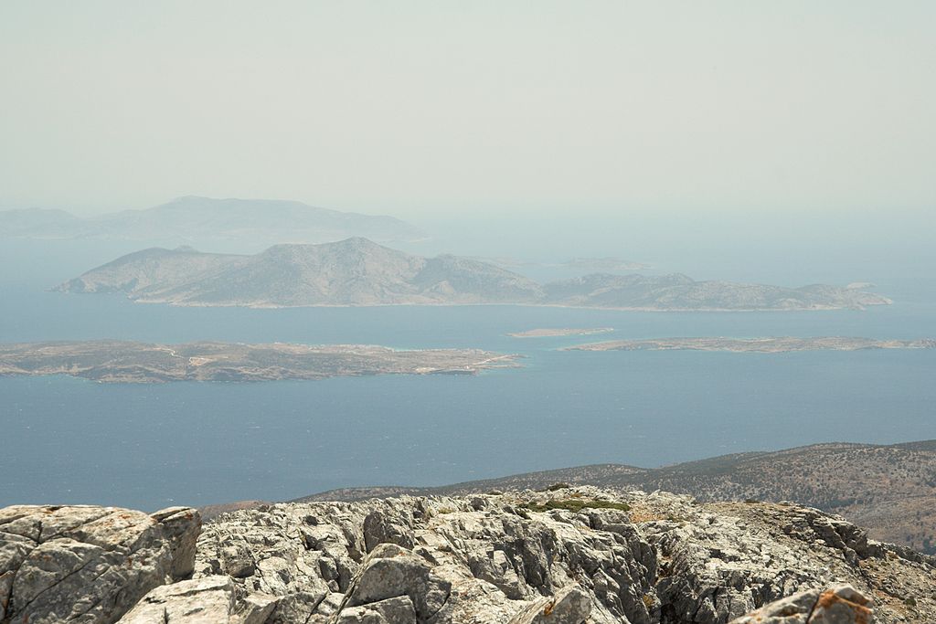 Starokykladský posvátný ostrov Keros (uprostřed) z vrcholu Zás. Kredit: Zde, Wikimedia Commons. Licence CC 4.0.