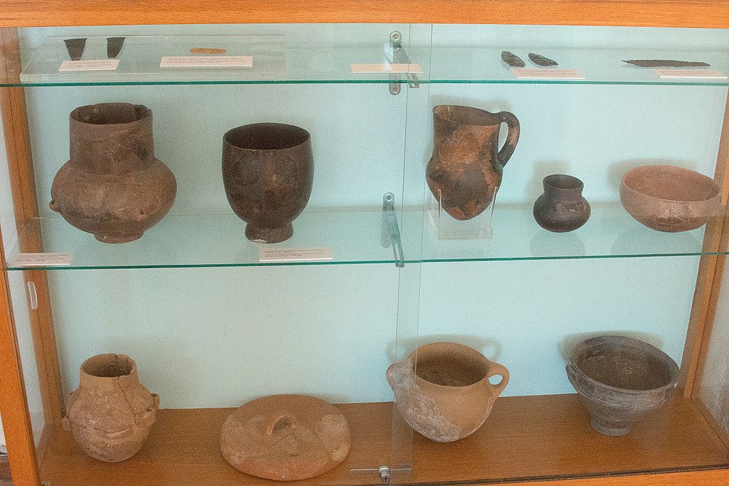 Nálezy z jeskyně Zás v Archeologickém muzeu na Naxu. Nápadná je pozdně neolitická keramika z let 5300 až 3200 před n. l. Kredit: Zde, Wikimedia Commons. Licence CC 4.0.