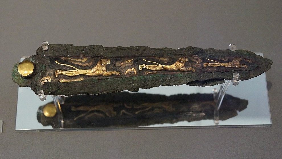 Bronzová dýka z hrobového okruhu A v Mykénách. Národní archeologické muzeum v Athénách, 8395. Kredit: Schuppi, Wikimedia Commons. Licence CC 3.0.