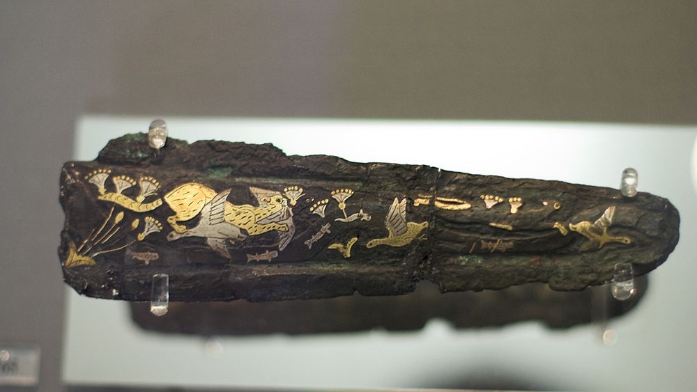 Papyrus, panter a ptáci, 16. století před n. l. Národní archeologické muzeum v Athénách, 765. Kredit: Zde, Wikimedia Commons. Licence CC 3.0.