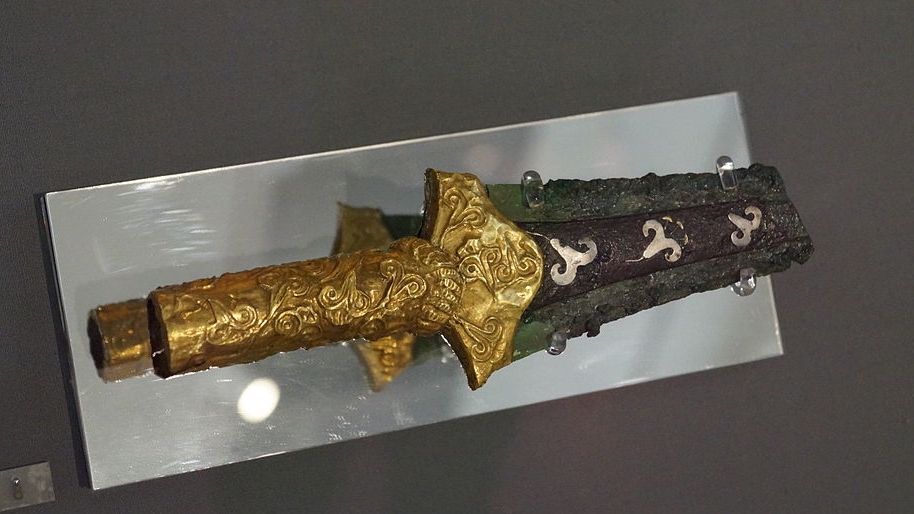 Zlatá (nebo zlatem zdobená) rukojeť meče z hrobového okruhu A v Mykénách. Národní archeologické muzeum v Athénách, 764. Kredit: Schuppi, Wikimedia Commons.  Licence CC 3.0.