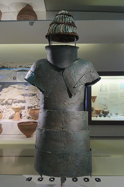 Bronzové brnění z Dendry, konec 15. století před n. l. Archeologické muzeum v Naupliu(Nafplionu). Kredit: C messier, Wikimedia Commons. Licence CC 4.0.