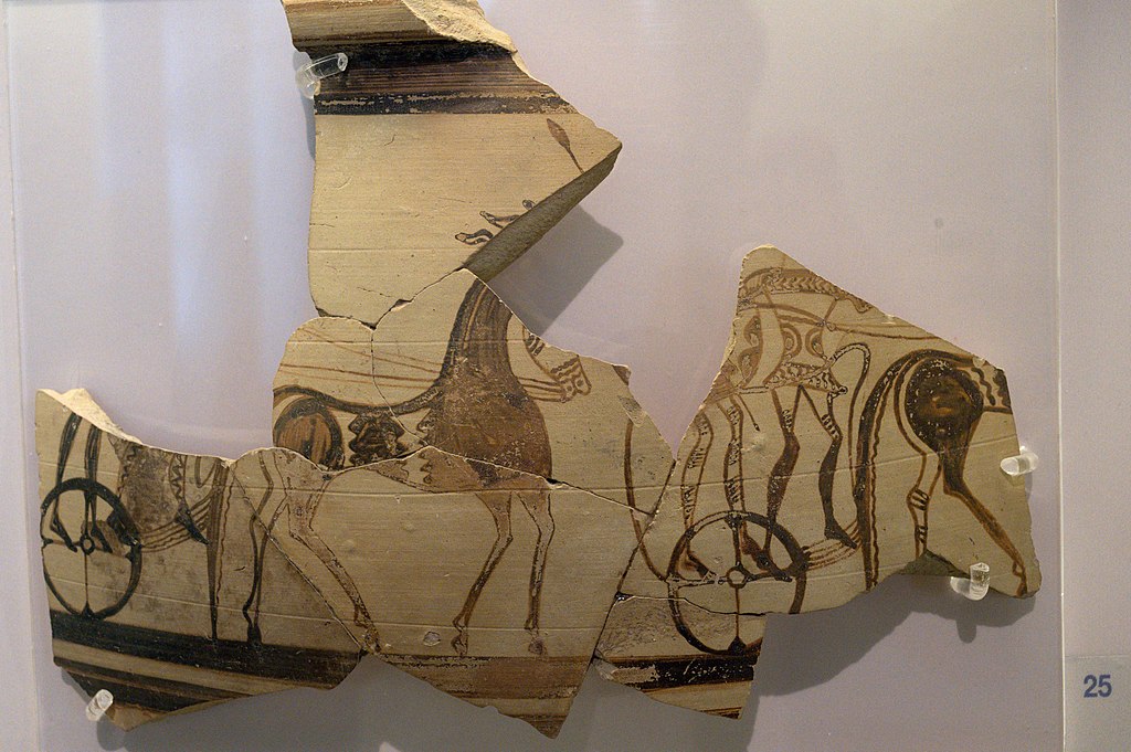 Fragment malby válečníků na voze. Tiryns, konec 13. století před n. l. Archeologické muzeum v Naupliu (Nafplionu). Kredit: Zde, Wikimedia Commons. Licence CC 4.0.