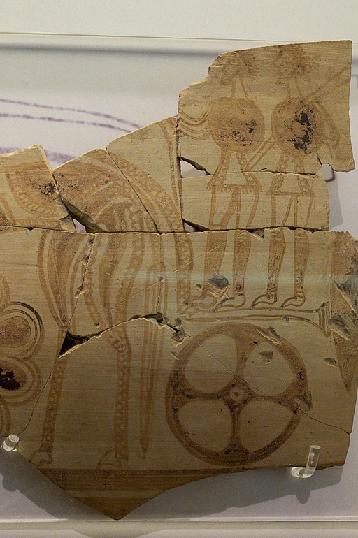 Válečníci s kruhovými štíty na voze. Tiryns, 1180-1050 před n. l. Archeologické muzeum v Naupliu. Kredit: Zde, Wikimedia Commons. Licence CC 4.0.
