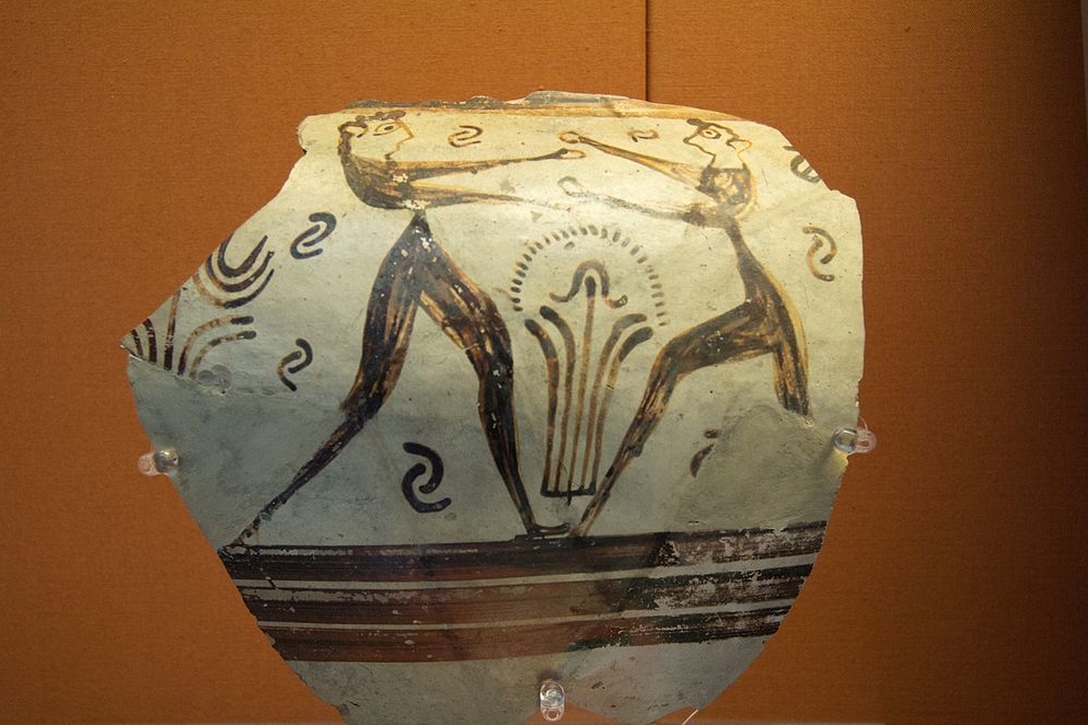 Fragment keramického kratéru v mykénském obrazovém stylu, zdobeného malbou dvou boxerů nebo zápasníků. Enkomi na Kypru, 1300-1250 před n. l. Britské muzeum, GR 1897.4-1.1287. BM Cat Vases C334. Kredit: Zde, Wikimedia Commons. Licence CC.