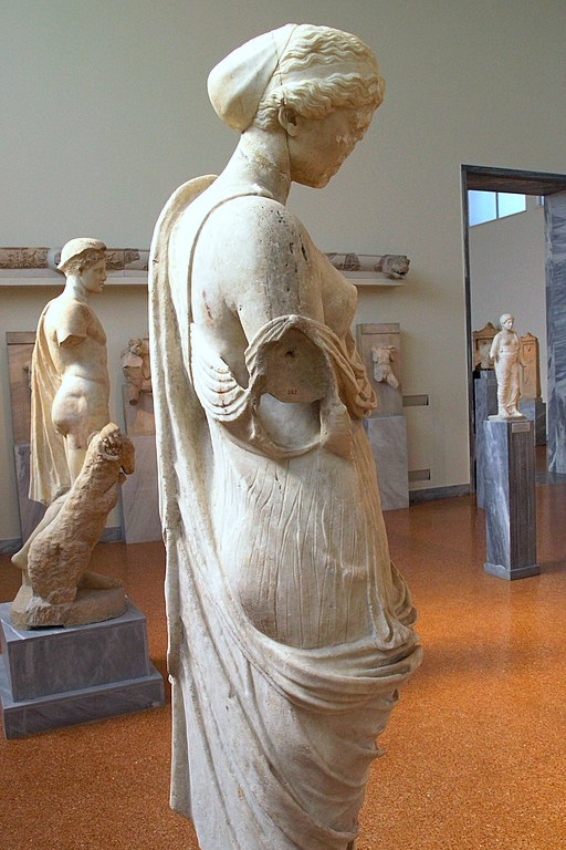Římská kopie sochy Afrodity „se zbraněmi“ (držela meč) nalezená v Epidauru. Parský mramor, 1. století n. l. Originál: Polykleitova škola, možná Polykleitos Mladší, asi kolem roku 400 před n. l. Národní archeologické muzeum v Athénách, 262. Kredit: Ma