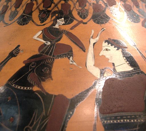 Athéna vyskočila z Diovy hlavy v plné zbroji, vpravo stojí asi Eileithyia, božská patronka při porodu. Černofigurová amfora, 550–525 před n. l. Louvre, F 32. Kredit: Bibi Saint-Pol, Wikimedia Commons. Public domain.