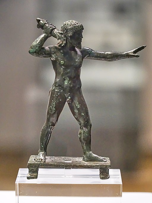 Zeus s bleskometem, drobný bronz z Diovy svatyně v Dódóně, 6. století před n. l. Národní archeologické muzeum v Athénách, Inv. 16546. Kredit: George E. Koronaios, Wikimedia Commons. Licence CC 4.0.