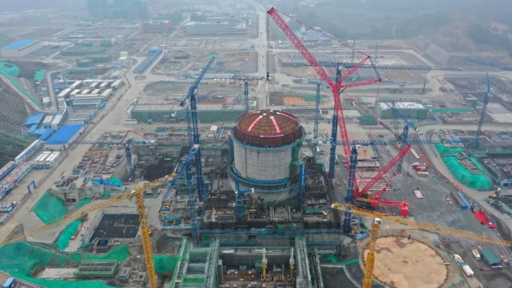 Instalace kopule vnitřního kontejnmentu reaktoru Hualong One u bloku Taipingling 1 na přelomu let 2021 a 2022 (zdroj CGN).