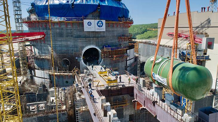 Instalace reaktorové nádoby u bloku Kursk II-1 (zdroj Rosenergoatom).