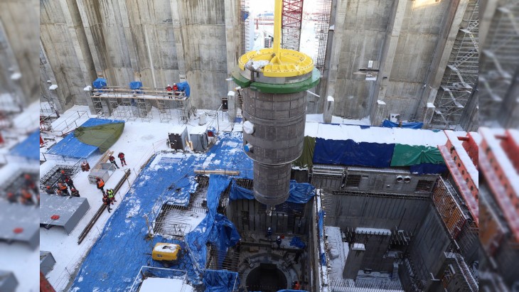 Usazení reaktorové nádoby experimentálního reaktoru MBIR (zdroj Rosatom).