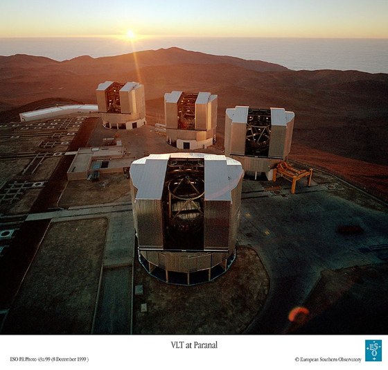 Čtyři 8,2m dalekohledy VLT na observatoři Paranal v Chile.  (Foto – ESO)