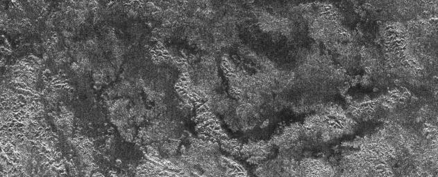 Oblast Xanadu (400 x 150 km) na Titanu s tmavými „jezery“. Nejmenší detaily mají průměr 350 m. Snímek pořídila radarem sonda Cassini 30. dubna 2006. 