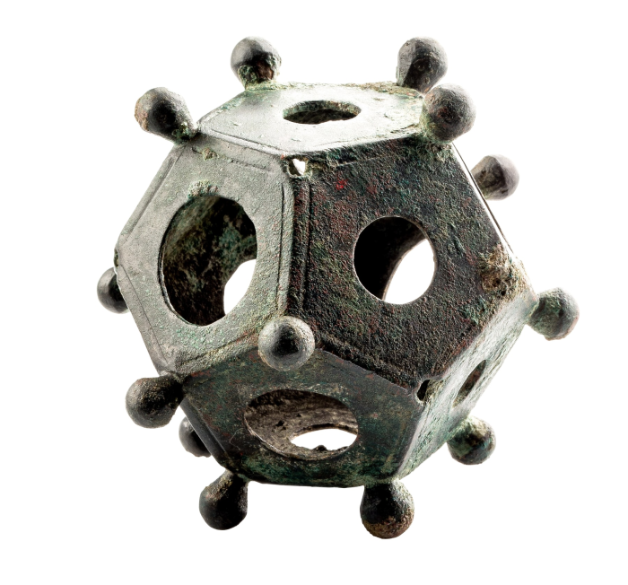 Římský bronzový dvanáctistěn nalezený roku 1939 v belgickém Tongeren, datovaný přibližně do let 150–400. Foto: Gallo-Romeins Museum Tongeren / Wikimedia Commons, CC0.