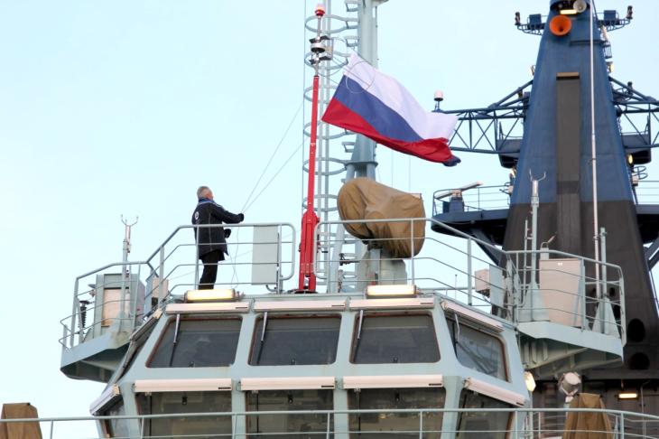 Slavnostní vztyčení vlajky na atomovém ledoborci Sibir (zdroj Atomflot).