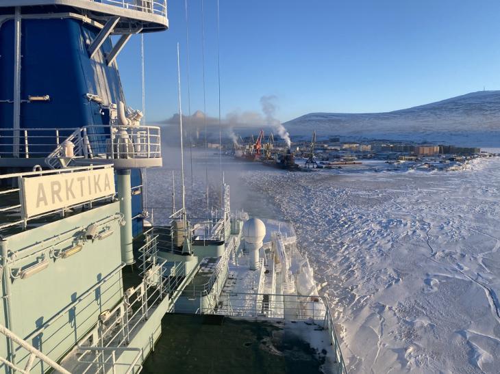 Ledoborec Arktika už standardně provází lodě na severu Ruska (zdroj Rosatom).