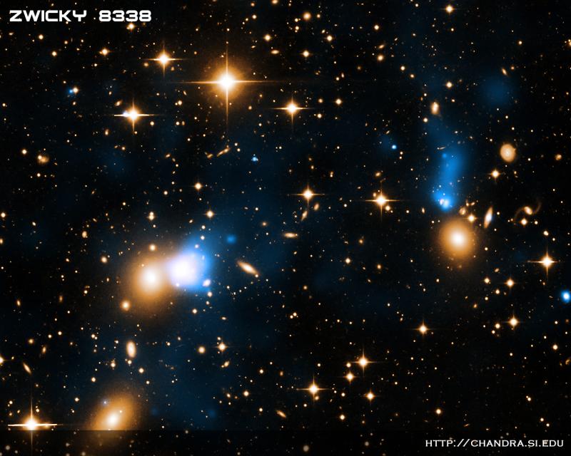 Observatoř Chandra nám poslala Péefko s modrou stužkou. Tu tvoří horkým plyn, který za sebou pozapomněla galaxie poetického jména CGCG254-021. I když by se Vám její stuha mohla zdát titěrná, je to tím, že je od nás 700 miliónů světelných let. Ve skutečnos